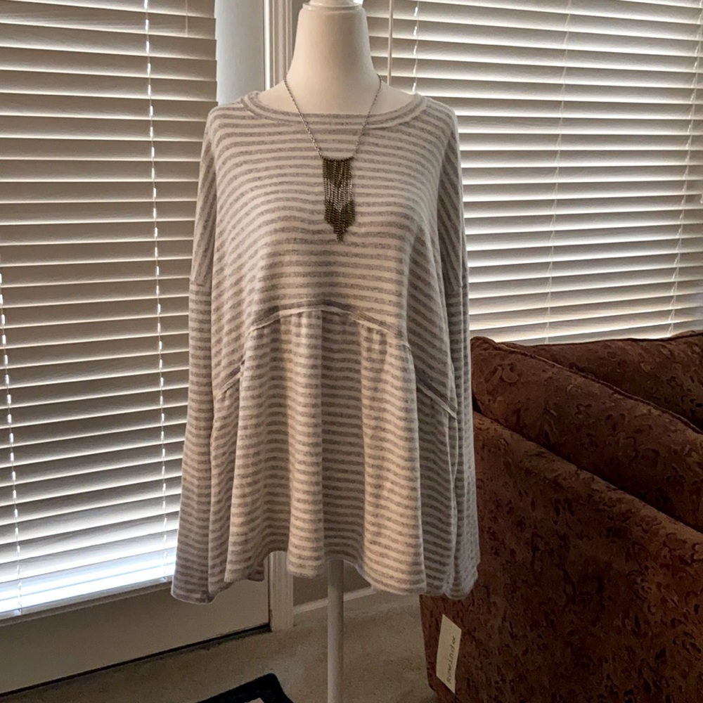 NEW Gray+white looser fitting striped SOFT top w/ peplum - size 2X